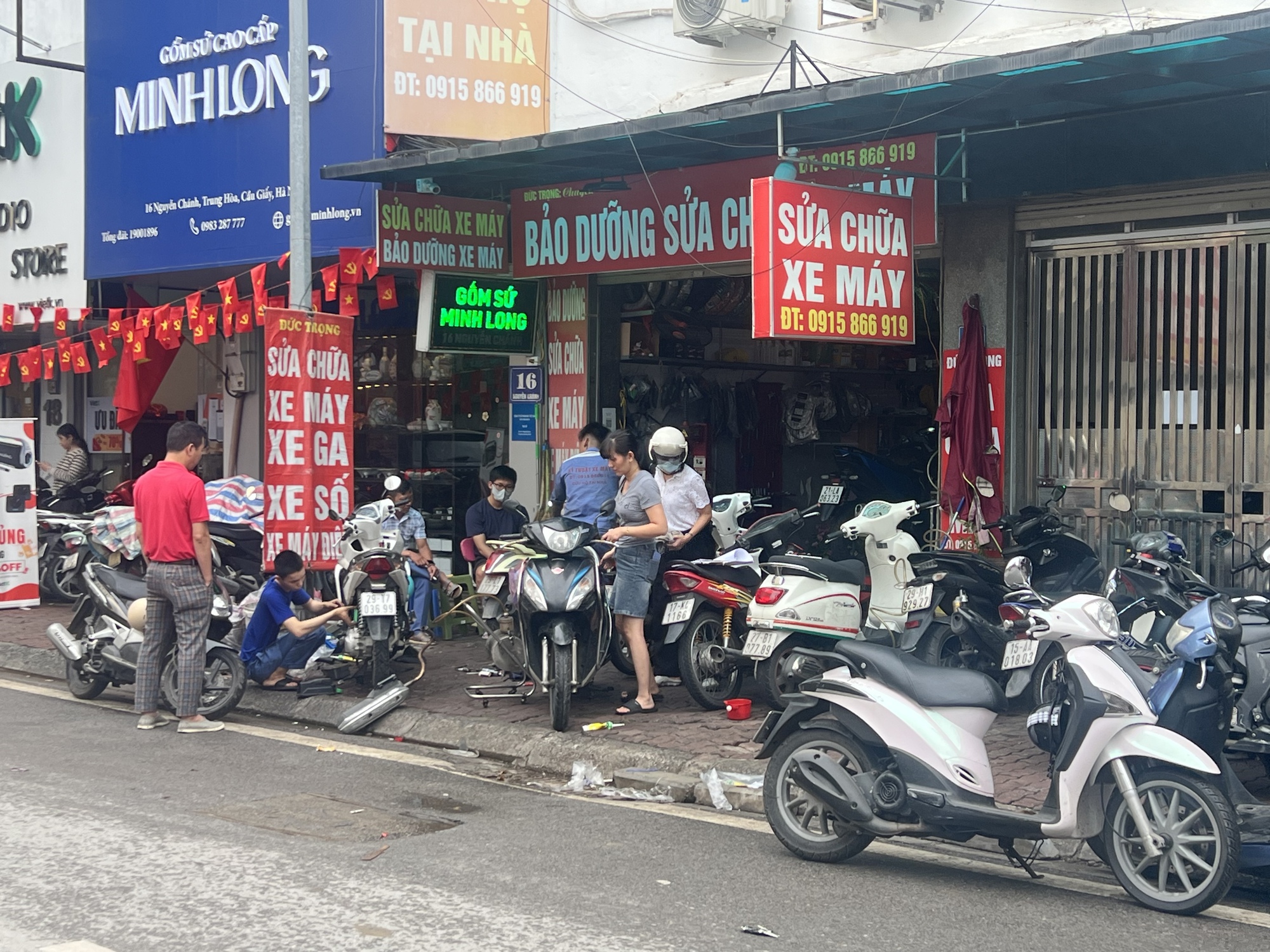S&aacute;ng 1/10, c&aacute;c cửa h&agrave;ng sửa xe m&aacute;y ở H&agrave; Nội hoạt động hết c&ocirc;ng suất- Ảnh 7.