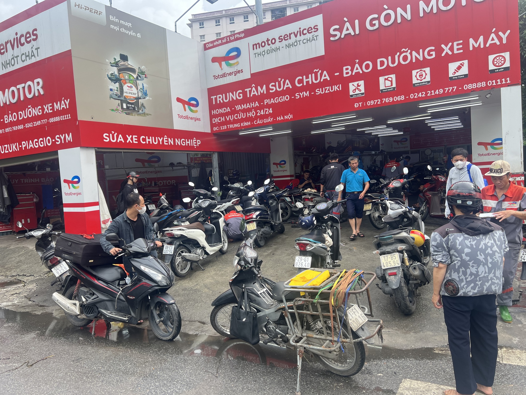 Cập nhật tình hình Hà Nội sáng nay: Nhiều ô tô chết máy vẫn nằm chắn ngang đường- Ảnh 4.