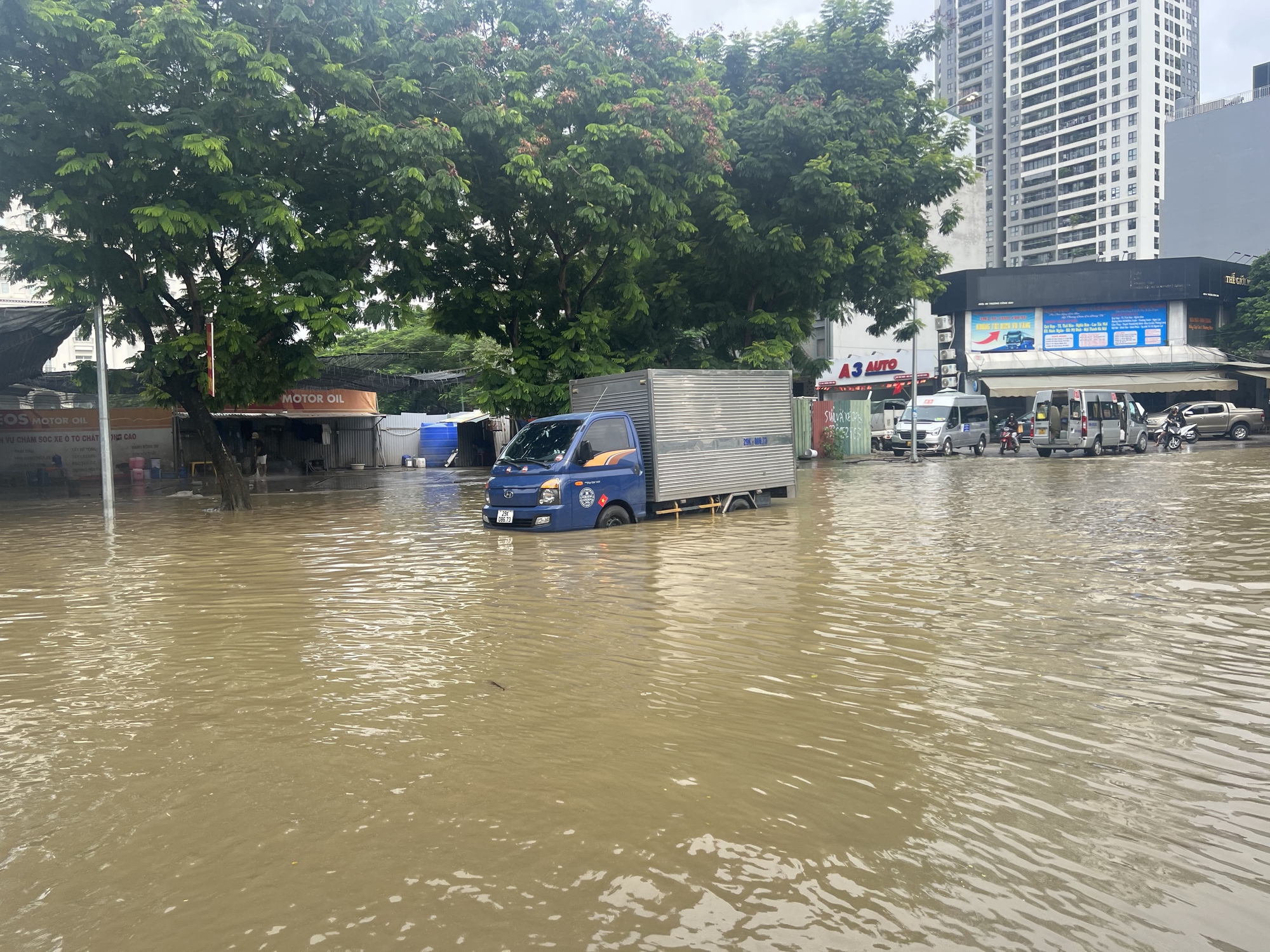 Cập nhật tình hình Hà Nội sáng nay: Nhiều ô tô chết máy vẫn nằm chắn ngang đường- Ảnh 17.
