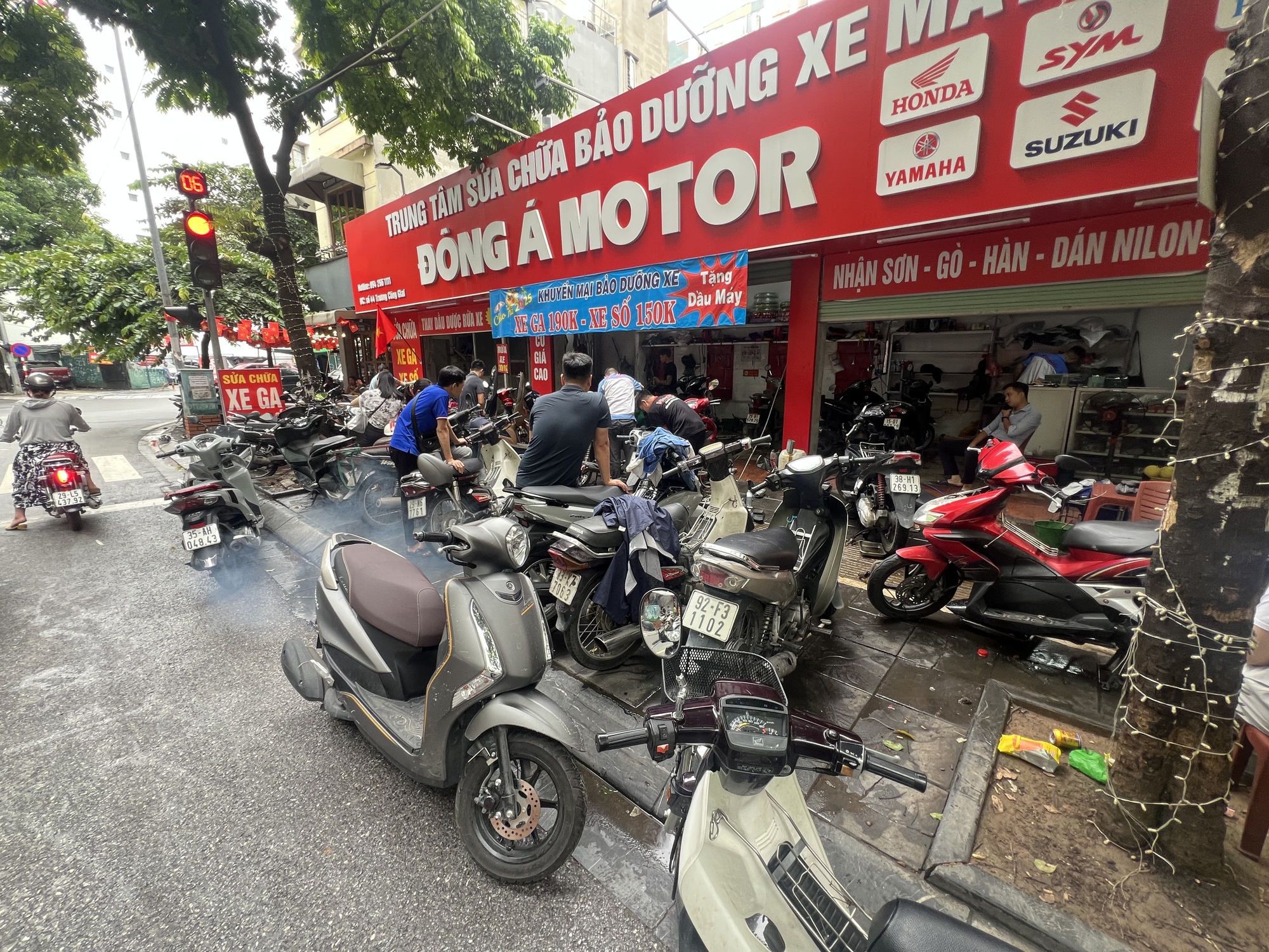 Cập nhật tình hình Hà Nội sáng nay: Nhiều ô tô chết máy vẫn nằm chắn ngang đường- Ảnh 5.