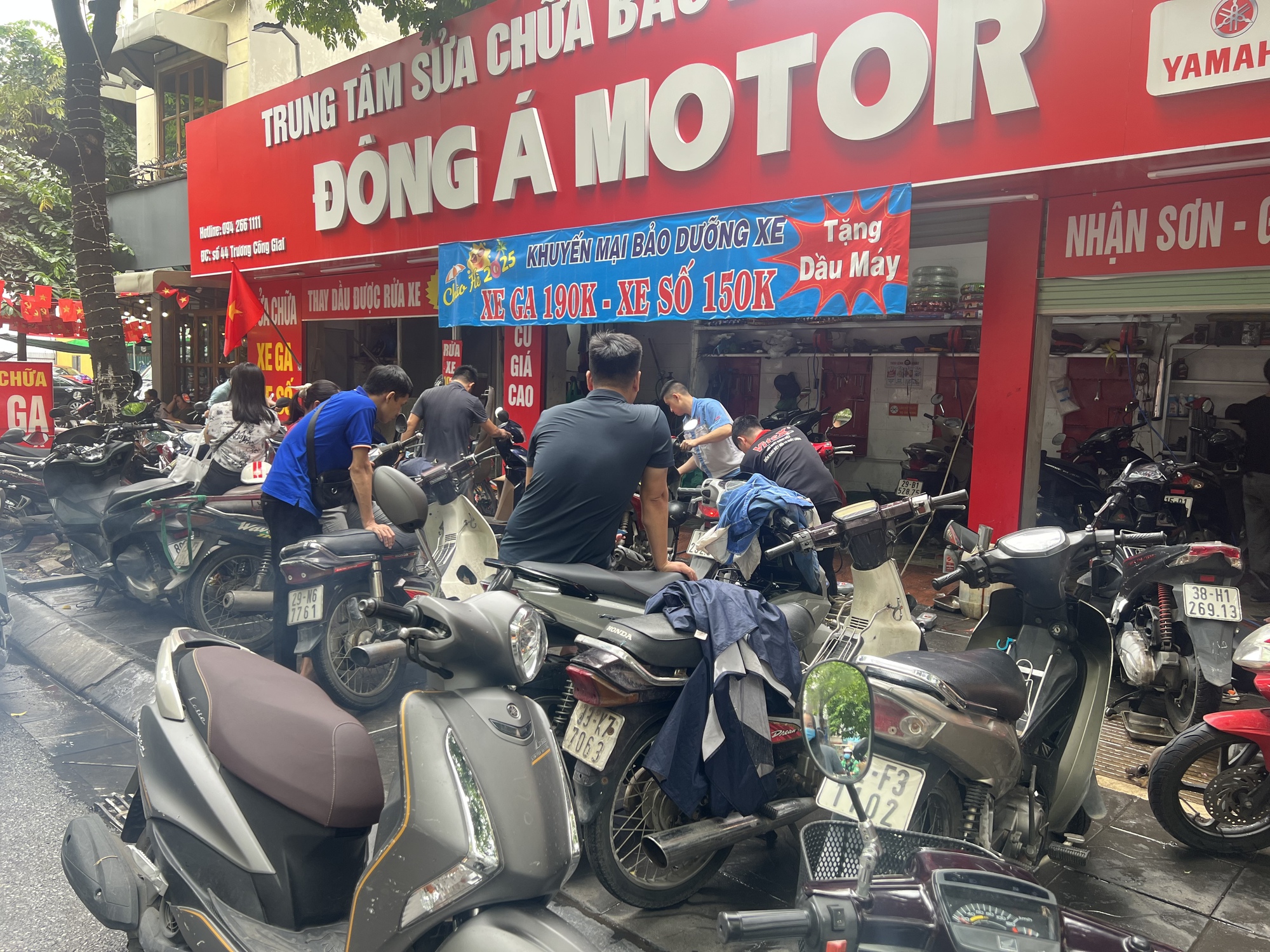 S&aacute;ng 1/10, c&aacute;c cửa h&agrave;ng sửa xe m&aacute;y ở H&agrave; Nội hoạt động hết c&ocirc;ng suất- Ảnh 2.