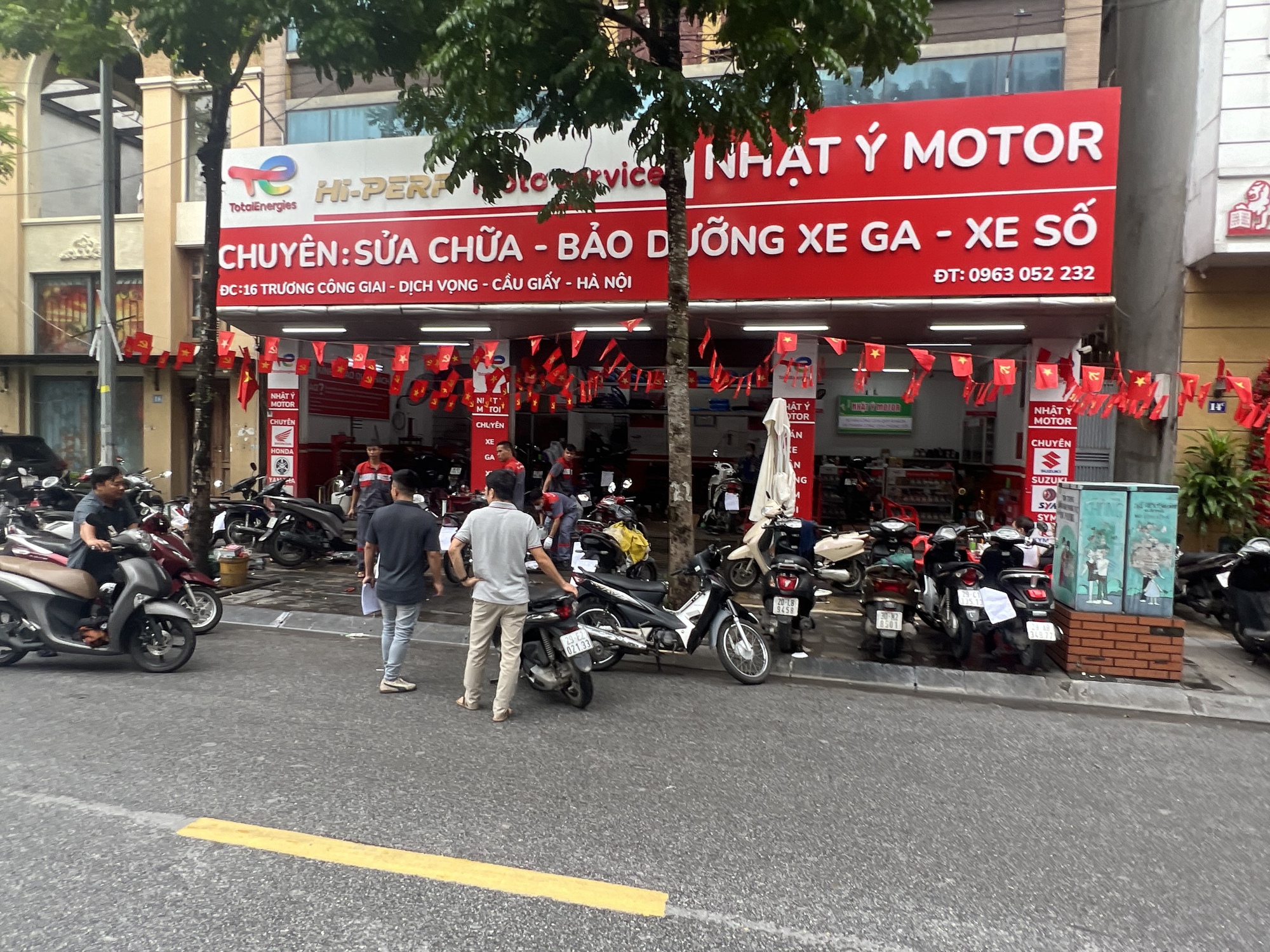 S&aacute;ng 1/10, c&aacute;c cửa h&agrave;ng sửa xe m&aacute;y ở H&agrave; Nội hoạt động hết c&ocirc;ng suất- Ảnh 1.