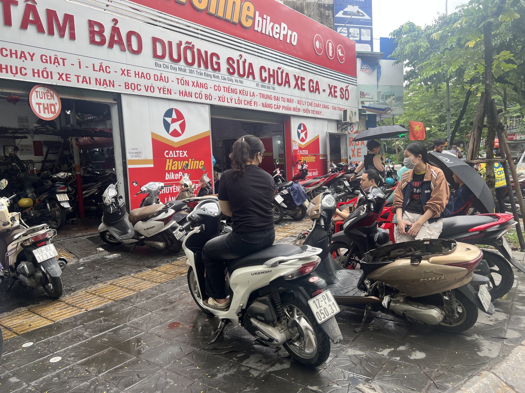 Cập nhật tình hình Hà Nội sáng nay: Nhiều ô tô chết máy vẫn nằm chắn ngang đường- Ảnh 6.