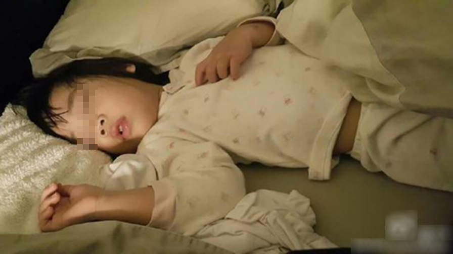 Bé Gái 6 Tuổi Ngủ Một Mình Trên Chiếc Giường 2 Mét, Nhưng Lúc Nào Cũng Kêu Bé Gái 6 Tuổi Ngủ Một Mình Trên Chiếc Giường 2 Mét, Nhưng Lúc Nào Cũng Kêu