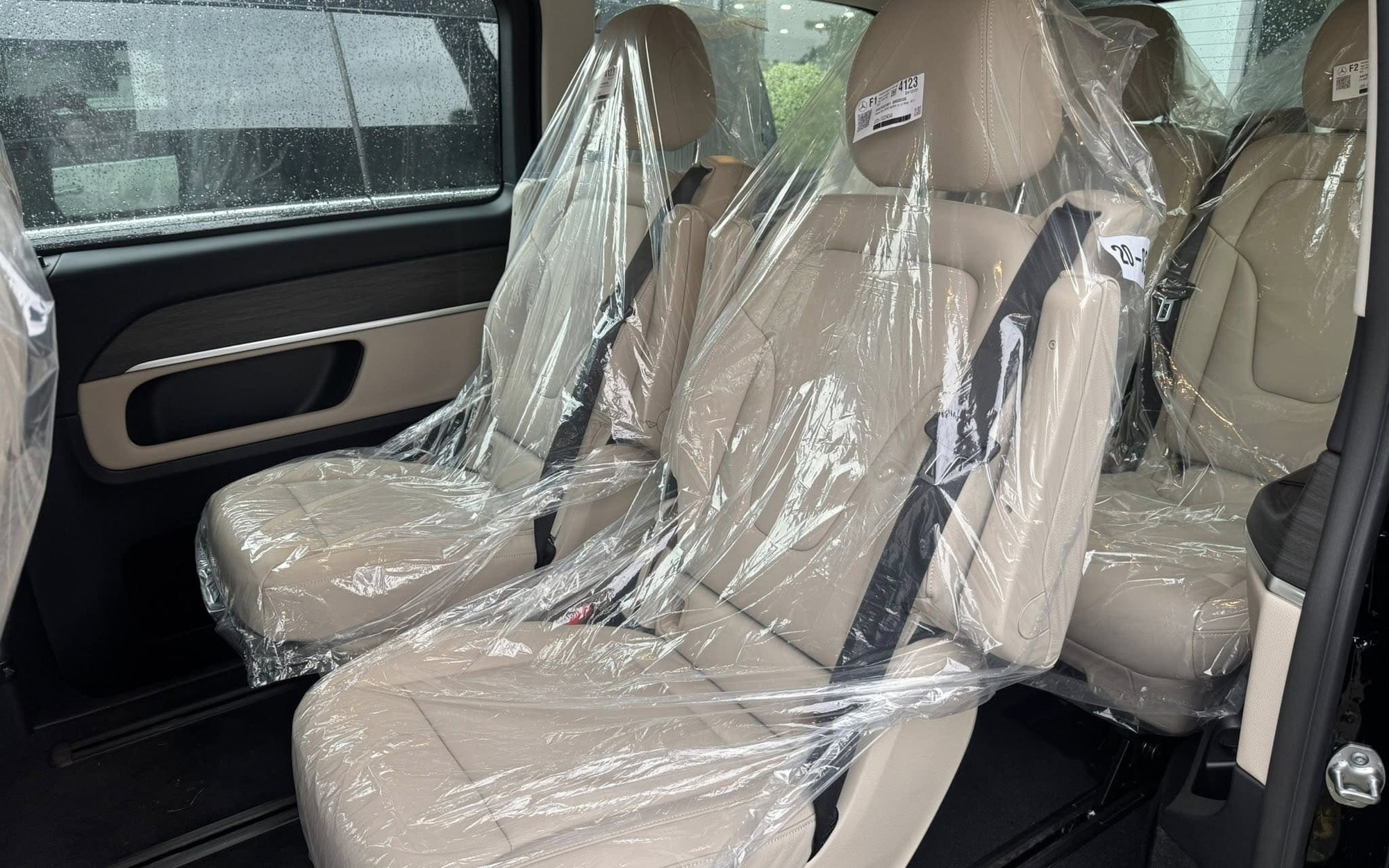 Ảnh thực tế Mercedes-Benz V-Class 2025 gần 3,4 tỷ đồng tại đại lý: Đắt bằng 2 chiếc Carnival cao cấp, đổi lại nhiều trang bị xịn từ tiêu chuẩn- Ảnh 7.