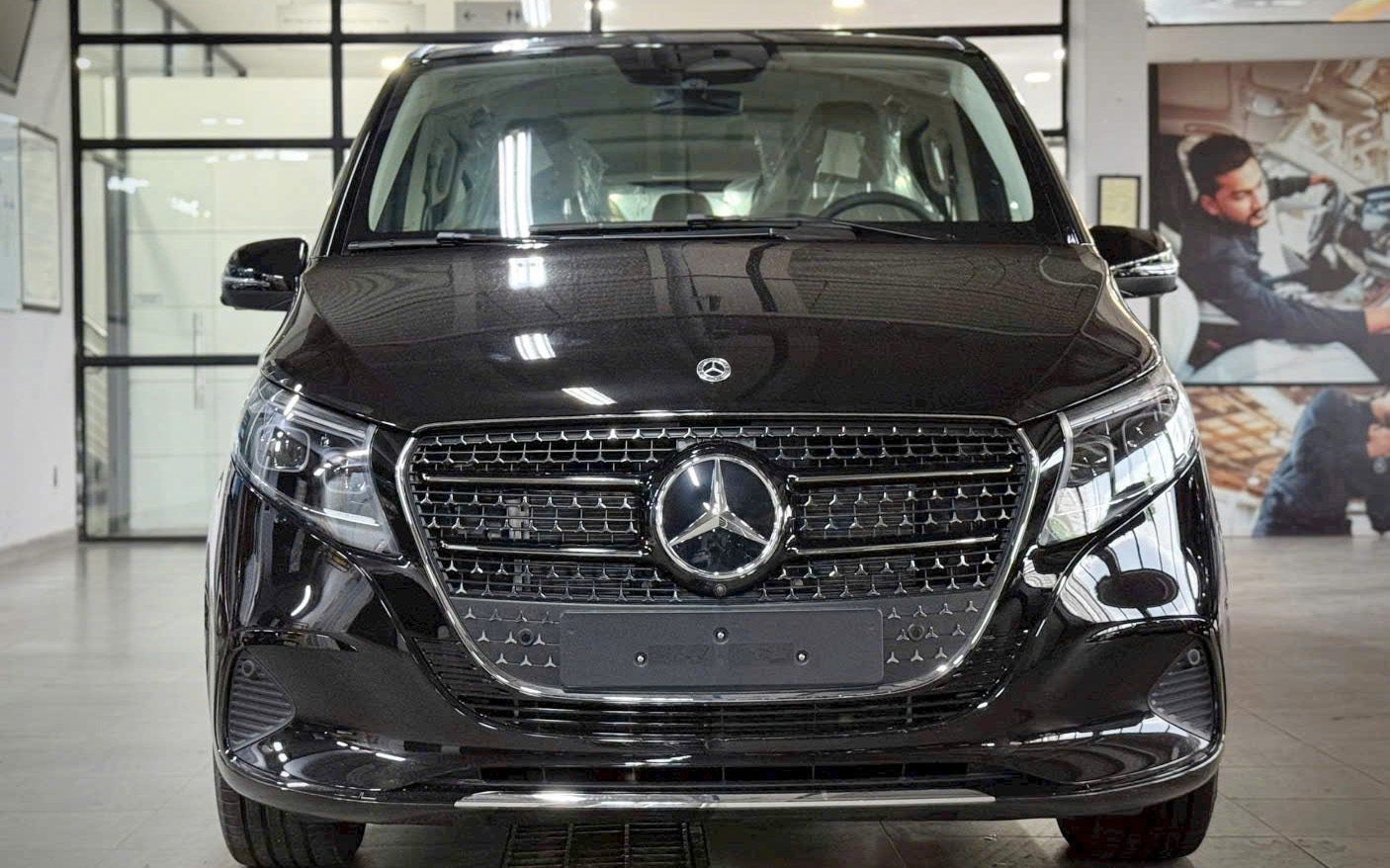 Ảnh thực tế Mercedes-Benz V-Class 2025 gần 3,4 tỷ đồng tại đại lý: Đắt bằng 2 chiếc Carnival cao cấp, đổi lại nhiều trang bị xịn từ tiêu chuẩn- Ảnh 3.