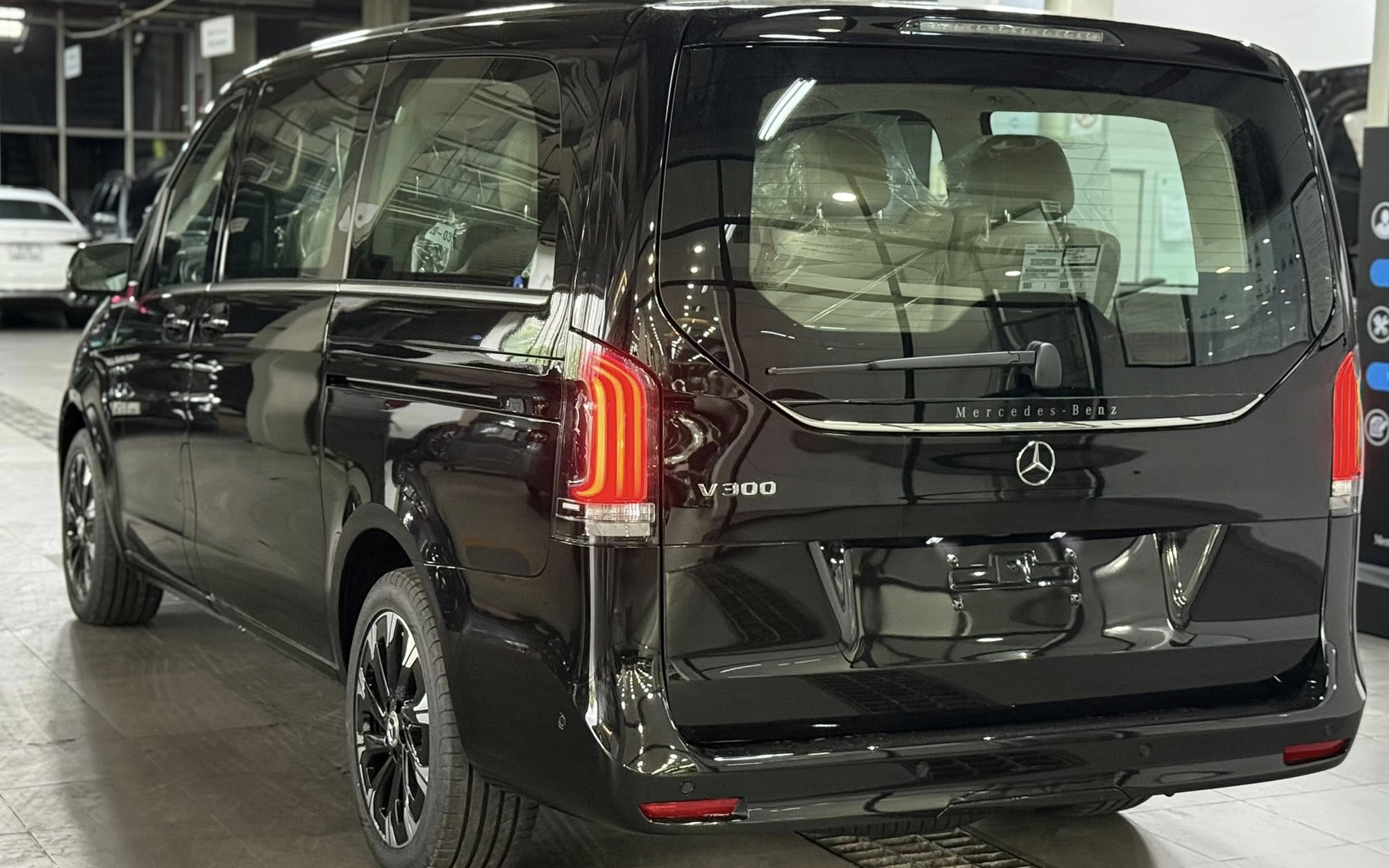 Ảnh thực tế Mercedes-Benz V-Class 2025 gần 3,4 tỷ đồng tại đại lý: Đắt bằng 2 chiếc Carnival cao cấp, đổi lại nhiều trang bị xịn từ tiêu chuẩn- Ảnh 5.