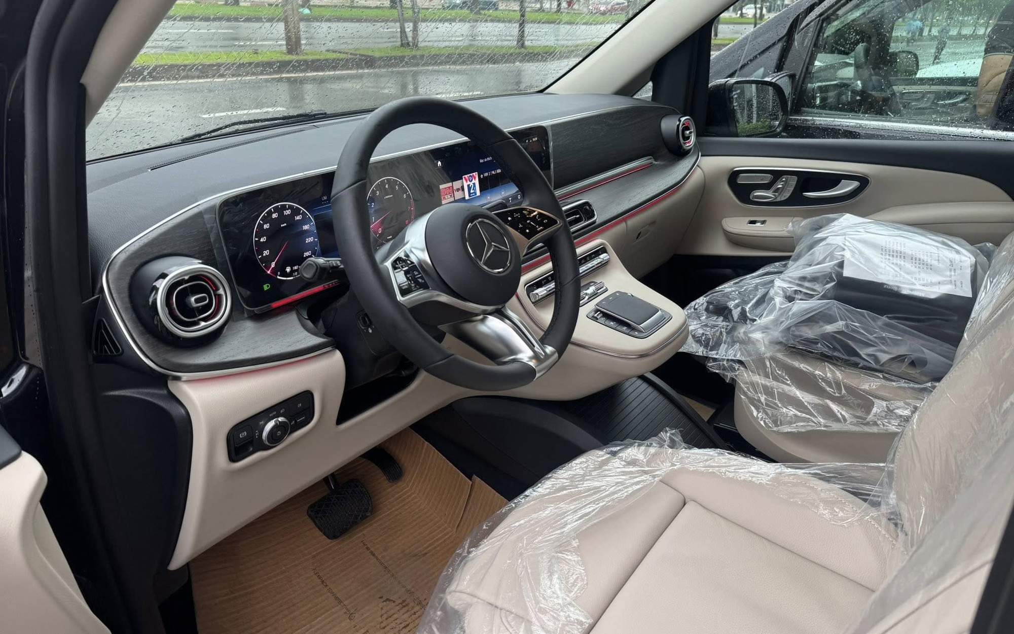 Ảnh thực tế Mercedes-Benz V-Class 2025 gần 3,4 tỷ đồng tại đại lý: Đắt bằng 2 chiếc Carnival cao cấp, đổi lại nhiều trang bị xịn từ tiêu chuẩn- Ảnh 6.