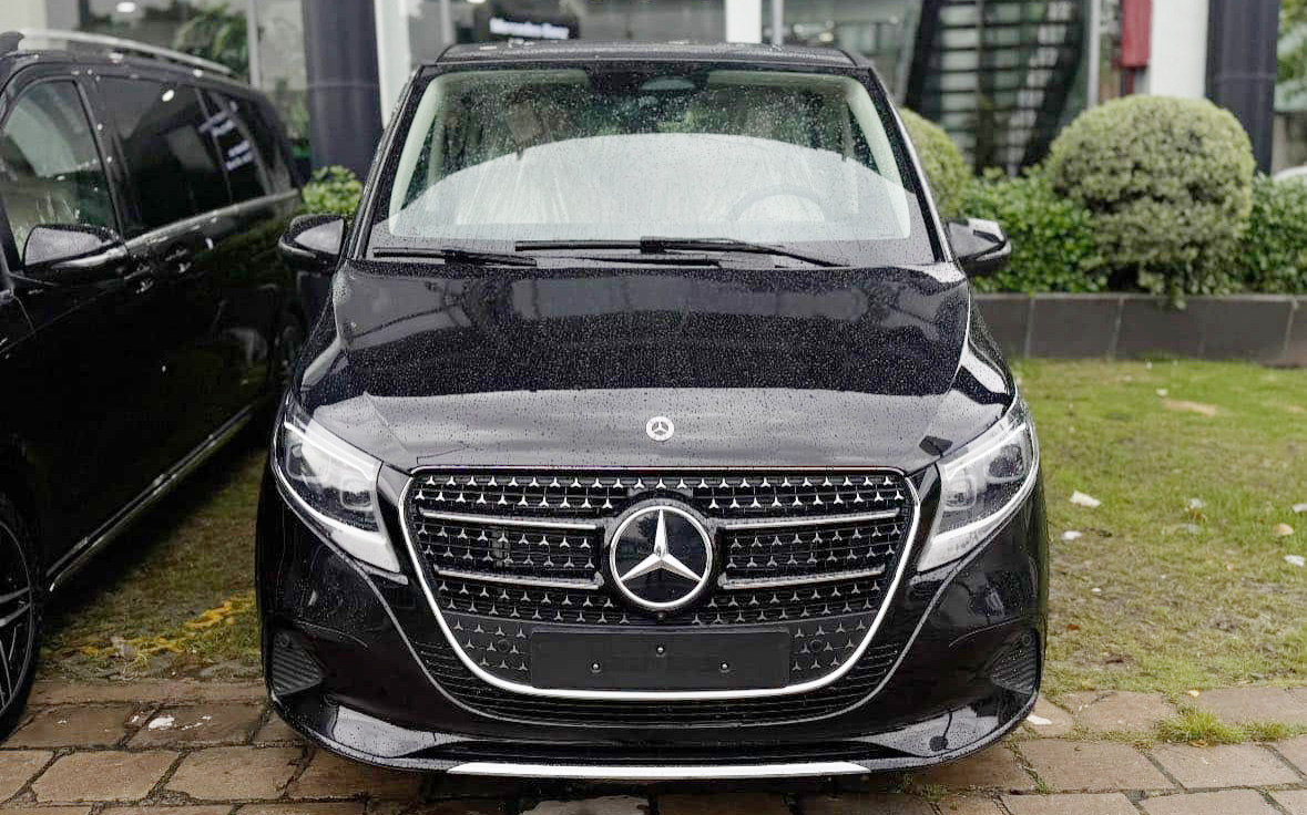 Ảnh thực tế Mercedes-Benz V-Class 2025 gần 3,4 tỷ đồng tại đại lý: Đắt bằng 2 chiếc Carnival cao cấp, đổi lại nhiều trang bị xịn từ tiêu chuẩn- Ảnh 2.