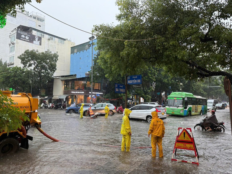 Hà Nội lại mưa to, lượng mưa so với trận lụt lịch sử 2008 thế nào mà nhiều nơi chìm trong biển nước?- Ảnh 2.