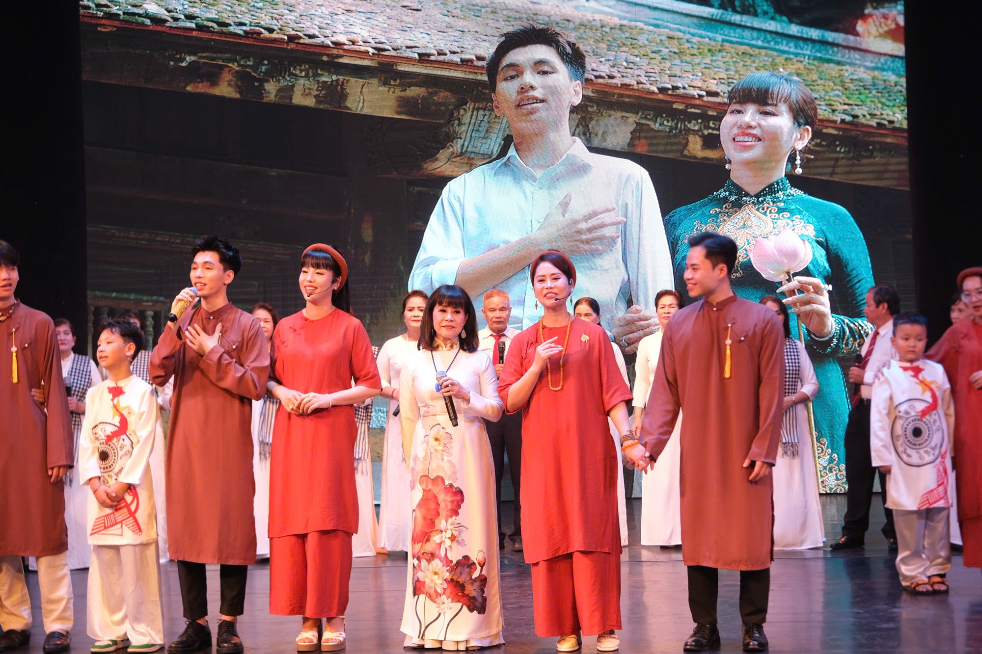 Sao Mai Hiền Anh và dàn nghệ sĩ gạo cội hát trong đêm nhạc ra mắt album Duyên 7- Ảnh 3. Sao Mai Hiền Anh và dàn nghệ sĩ gạo cội hát trong đêm nhạc ra mắt album Duyên 7- Ảnh 3.
