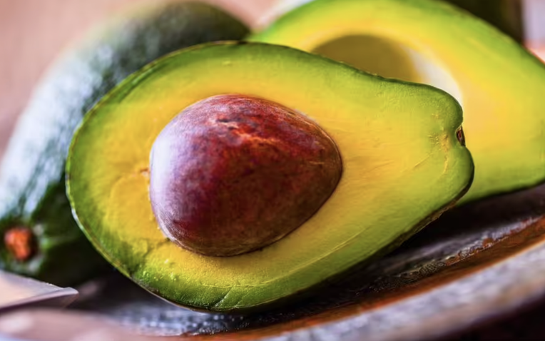 Mẹo bảo quản bơ chín tươi ngon suốt tuần mà không bị thâm - không phải ngâm nước!- Ảnh 1.