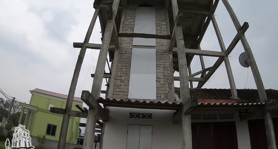 Ngôi nhà 9 tầng ở Nghệ An thách thức mọi quy luật khoa học: Chủ nhân đu dây xây vào ban đêm, “chấp luôn” gió giật cấp 11- Ảnh 4. Ngôi nhà 9 tầng ở Nghệ An thách thức mọi quy luật khoa học: Chủ nhân đu dây xây vào ban đêm, “chấp luôn” gió giật cấp 11- Ảnh 4.