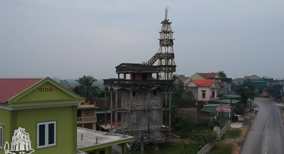 Ngôi nhà 9 tầng ở Nghệ An thách thức mọi quy luật khoa học: Chủ nhân đu dây xây vào ban đêm, “chấp luôn” gió giật cấp 11- Ảnh 9. Ngôi nhà 9 tầng ở Nghệ An thách thức mọi quy luật khoa học: Chủ nhân đu dây xây vào ban đêm, “chấp luôn” gió giật cấp 11- Ảnh 9.