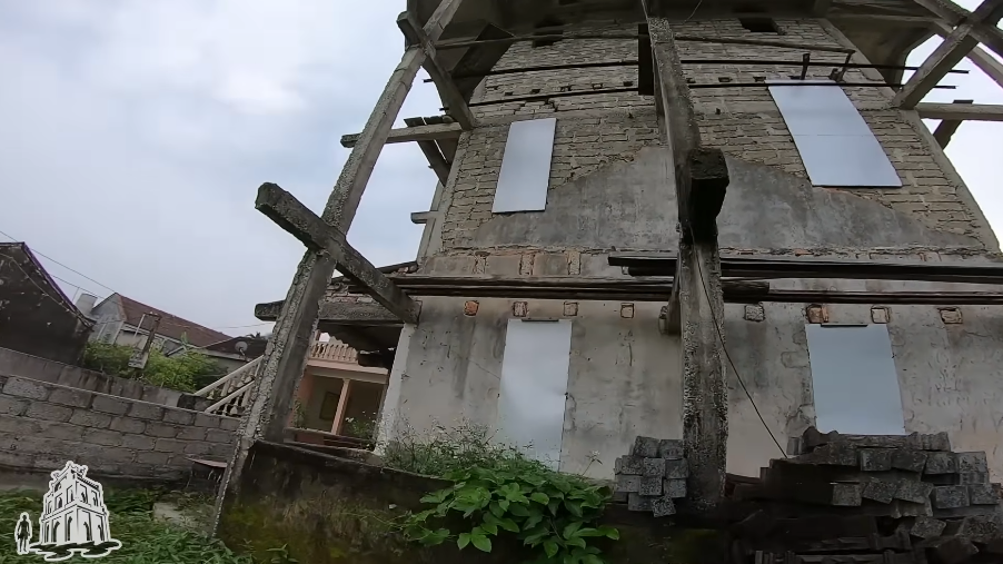 Ngôi nhà 9 tầng ở Nghệ An thách thức mọi quy luật khoa học: Chủ nhân đu dây xây vào ban đêm, “chấp luôn” gió giật cấp 11- Ảnh 5. Ngôi nhà 9 tầng ở Nghệ An thách thức mọi quy luật khoa học: Chủ nhân đu dây xây vào ban đêm, “chấp luôn” gió giật cấp 11- Ảnh 5.