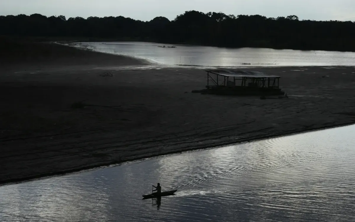 Một ngư dân chèo thuyền trên sông Amazon tại Puerto Narino, Colombia, ngày 6/9/2025 (Ảnh: AP)