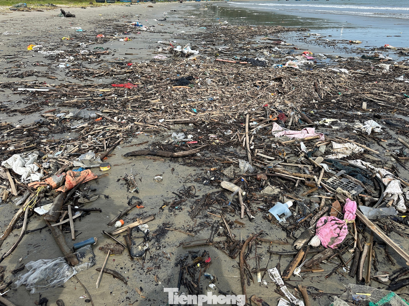 Rác thải ken đặc bãi biển Đà Nẵng sau bão- Ảnh 14.