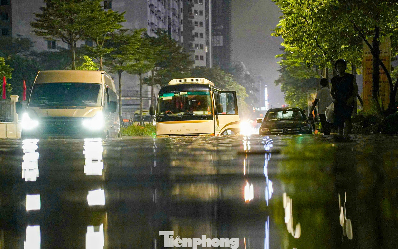 La liệt ôtô ngập nước trên đường phố Hà Nội, cứu hộ khẩn cấp xuyên đêm- Ảnh 5.