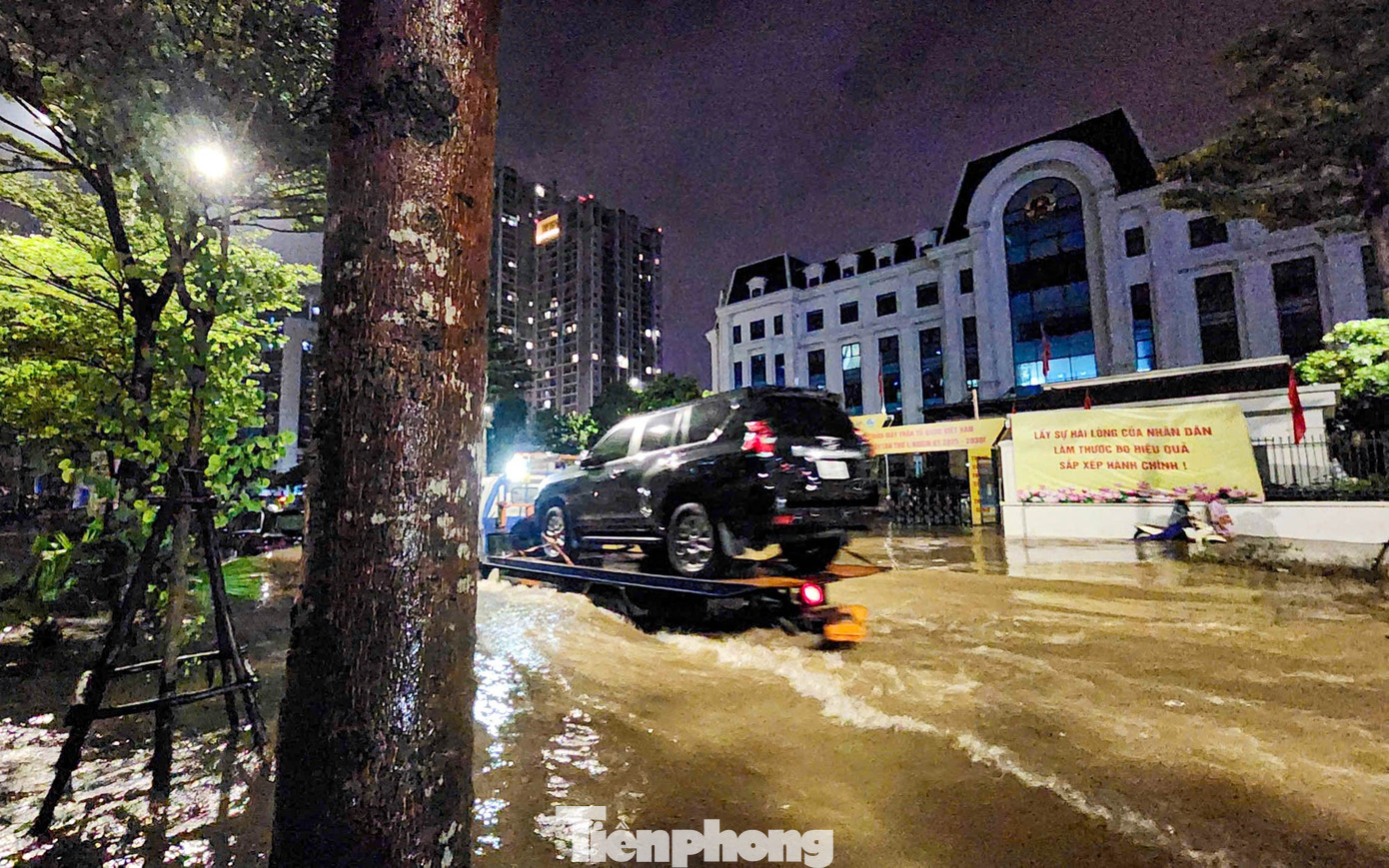 La liệt ôtô ngập nước trên đường phố Hà Nội, cứu hộ khẩn cấp xuyên đêm- Ảnh 9.