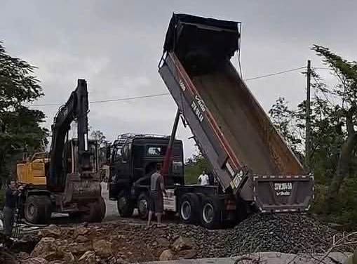 Đê sông Vinh bị vỡ đoạn dài 6 m, hàng trăm người căng mình ứng cứu- Ảnh 2.