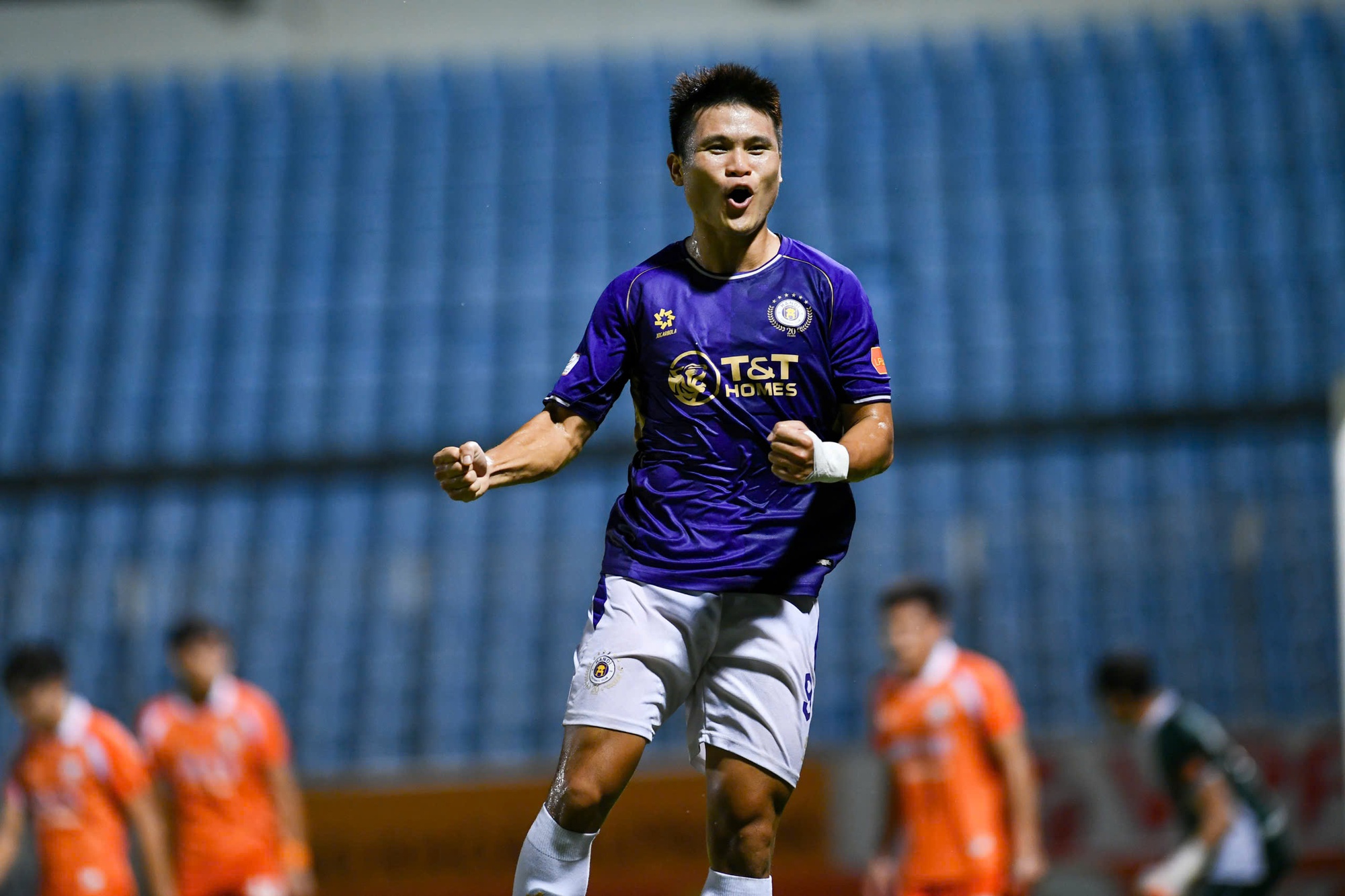 Trò cưng thầy Kim lập công, đội bầu Hiển tiếp đà thăng hoa, trở lại cuộc đua vô địch V.League- Ảnh 2.