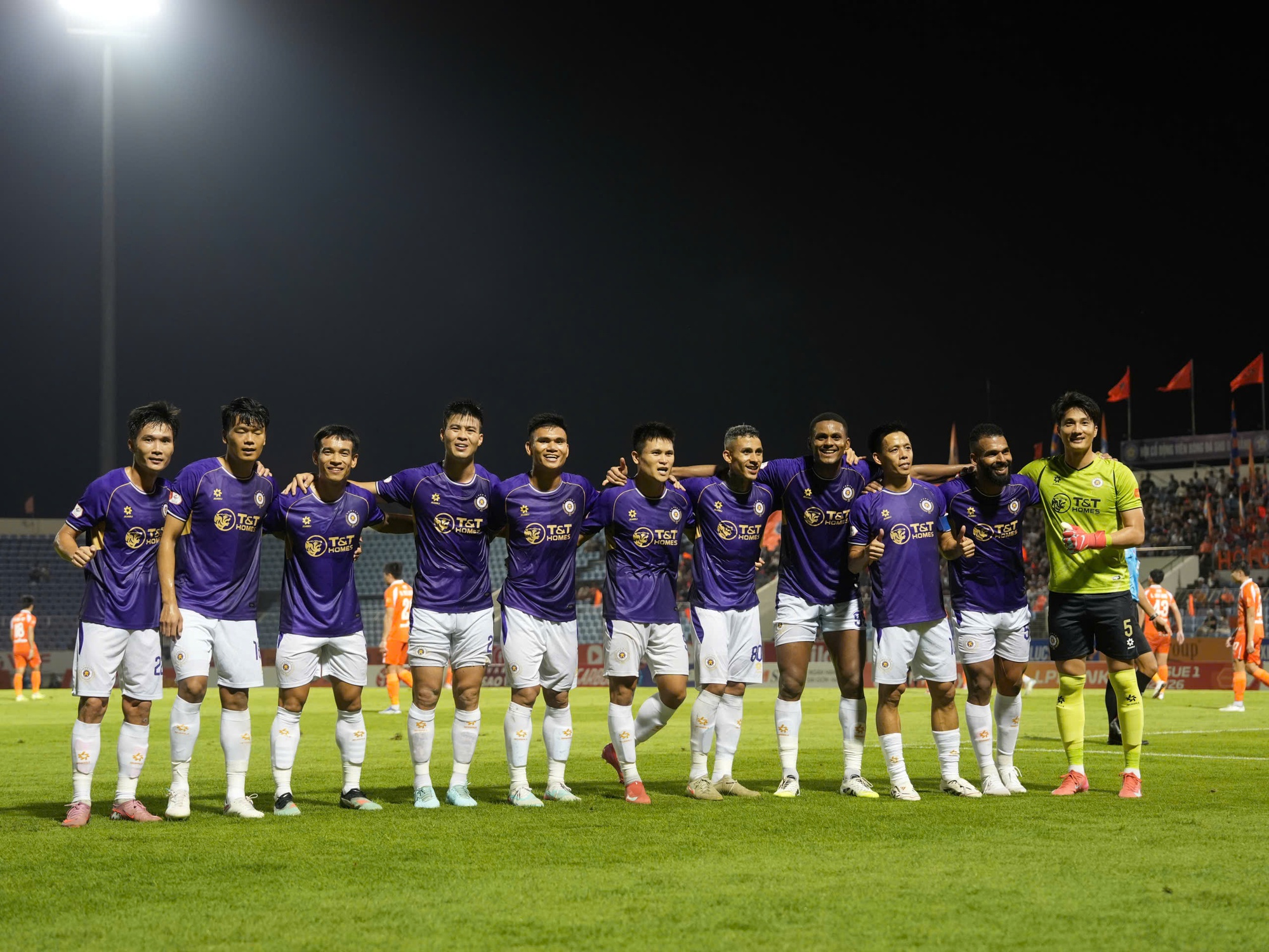 Trò cưng thầy Kim lập công, đội bầu Hiển tiếp đà thăng hoa, trở lại cuộc đua vô địch V.League- Ảnh 1.