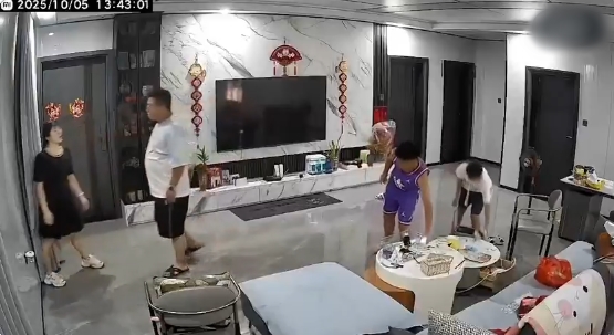 T&igrave;nh tiết mới vụ cha dượng bạo h&agrave;nh con g&aacute;i ri&ecirc;ng của vợ: H&agrave;ng x&oacute;m tố c&aacute;o điều kinh khủng- Ảnh 2.