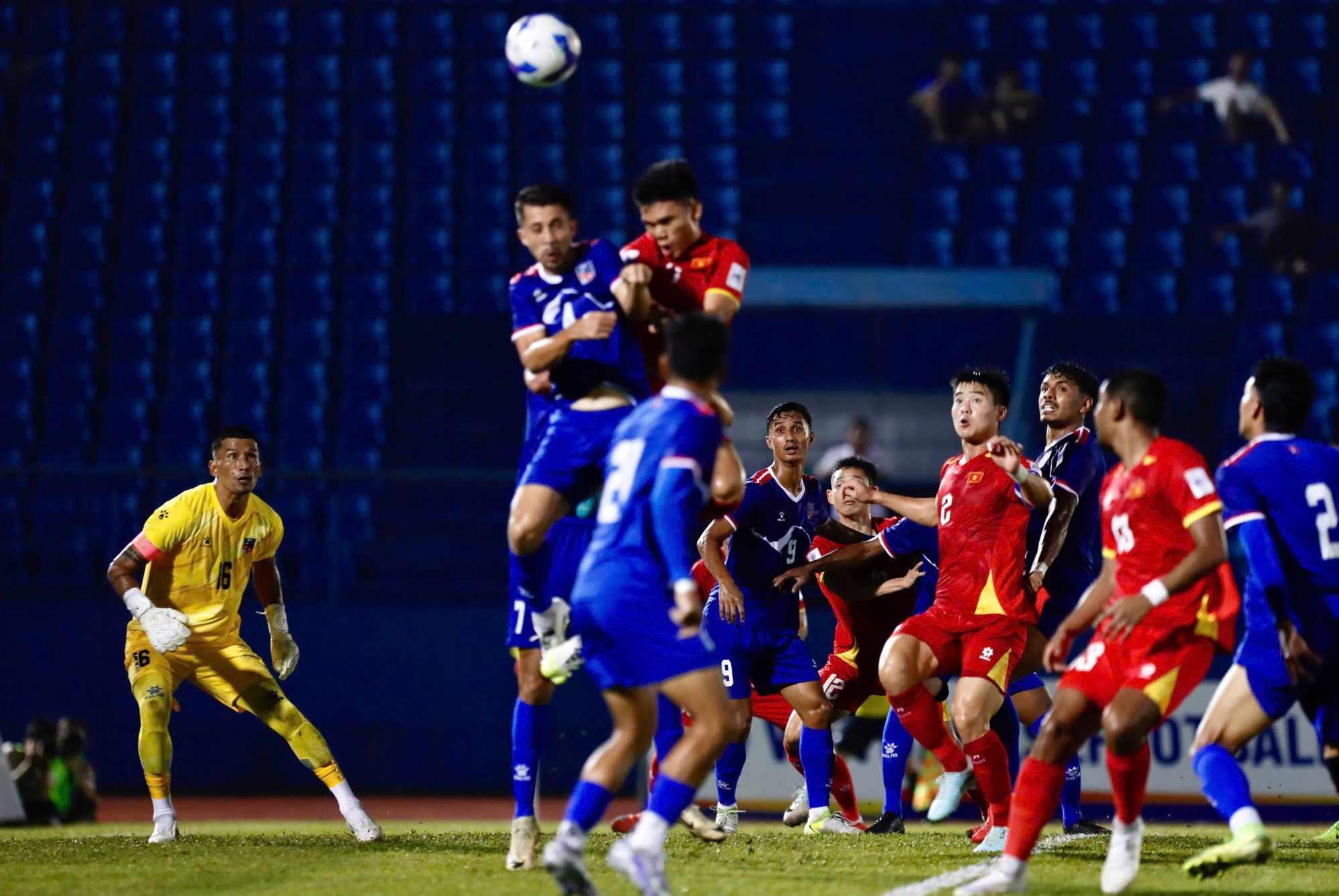 HLV Kim Sang-sik xuất chiêu cao tay, Đặng Văn Lâm vừa trở lại đã mất chỗ?- Ảnh 2.