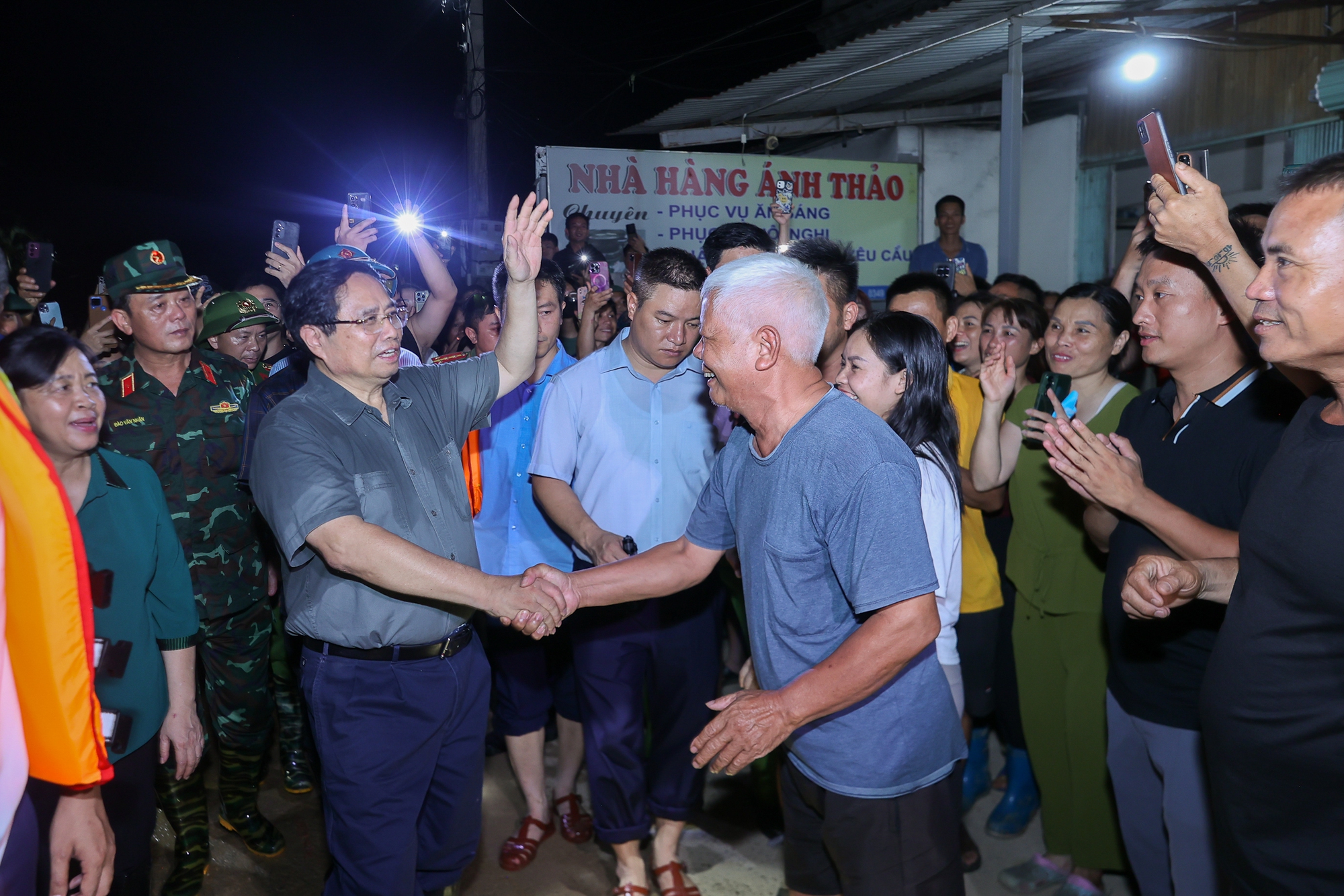 Những hình ảnh Thủ tướng Phạm Minh Chính thị sát vùng ngập lụt ven sông trong đêm- Ảnh 11. Những hình ảnh Thủ tướng Phạm Minh Chính thị sát vùng ngập lụt ven sông trong đêm- Ảnh 11.