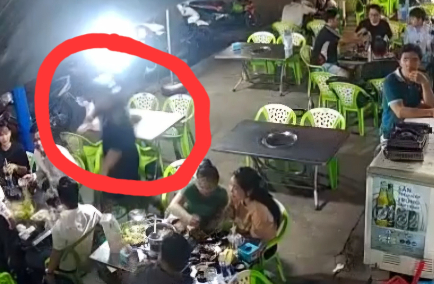 Xác minh vụ người đàn ông cầm rựa gây náo loạn ở quán ăn- Ảnh 1.