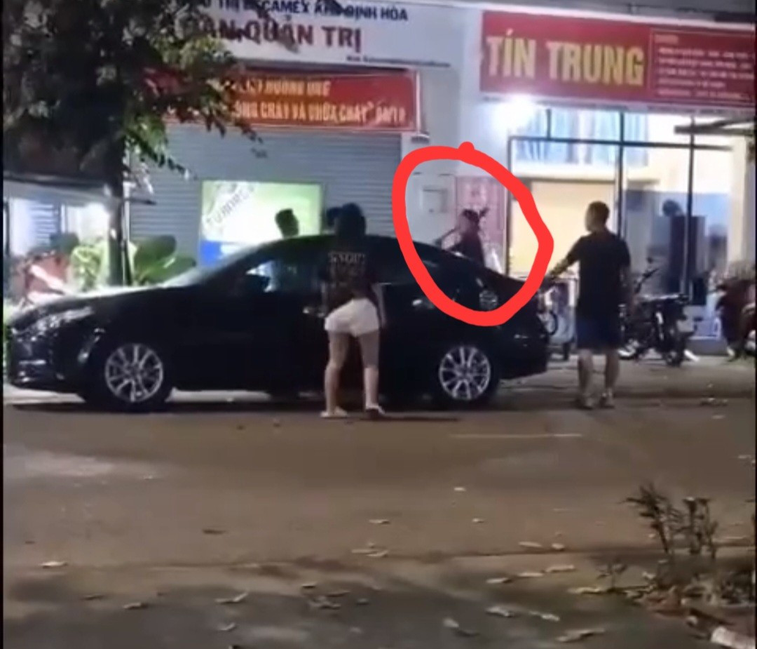 Xác minh vụ người đàn ông cầm rựa gây náo loạn ở quán ăn- Ảnh 2.