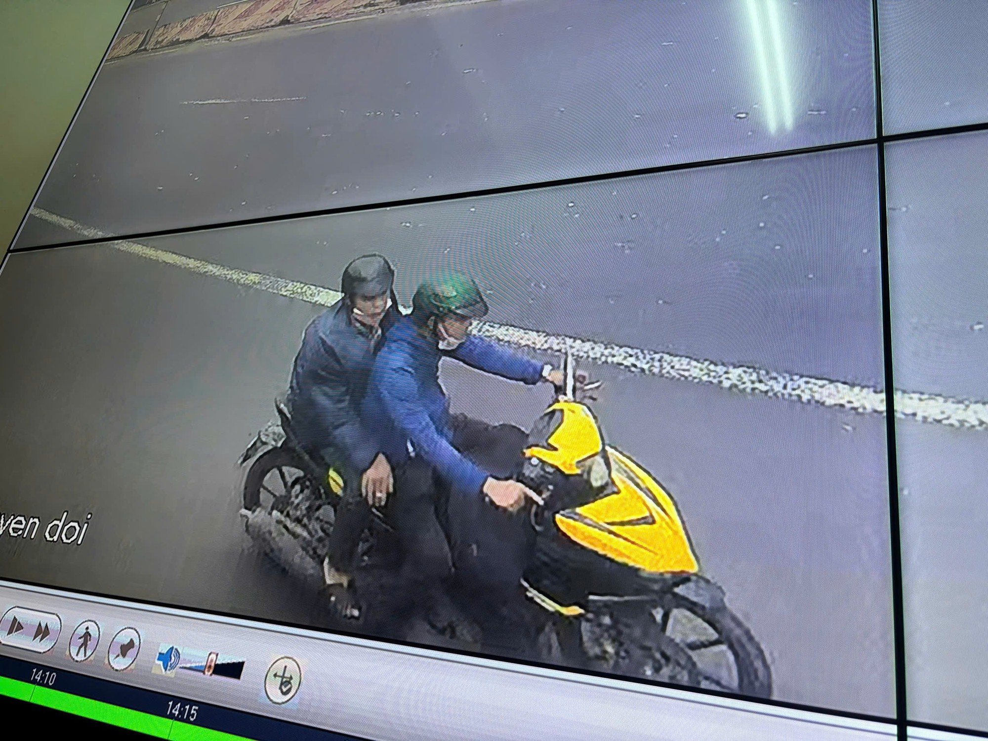 Vụ cướp giật dây chuyền vàng ở TP HCM xôn xao mạng xã hội: Chân dung 2 đối tượng ra tay- Ảnh 2.