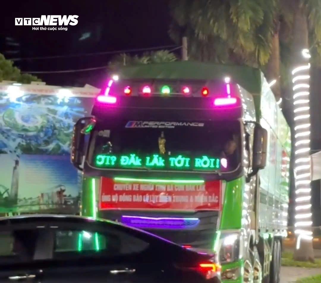 Cậu bé khuyết tật bán vé số ở Đắk Lắk ôm thùng mì tôm gửi về người dân vùng lũ- Ảnh 9. Cậu bé khuyết tật bán vé số ở Đắk Lắk ôm thùng mì tôm gửi về người dân vùng lũ- Ảnh 9.