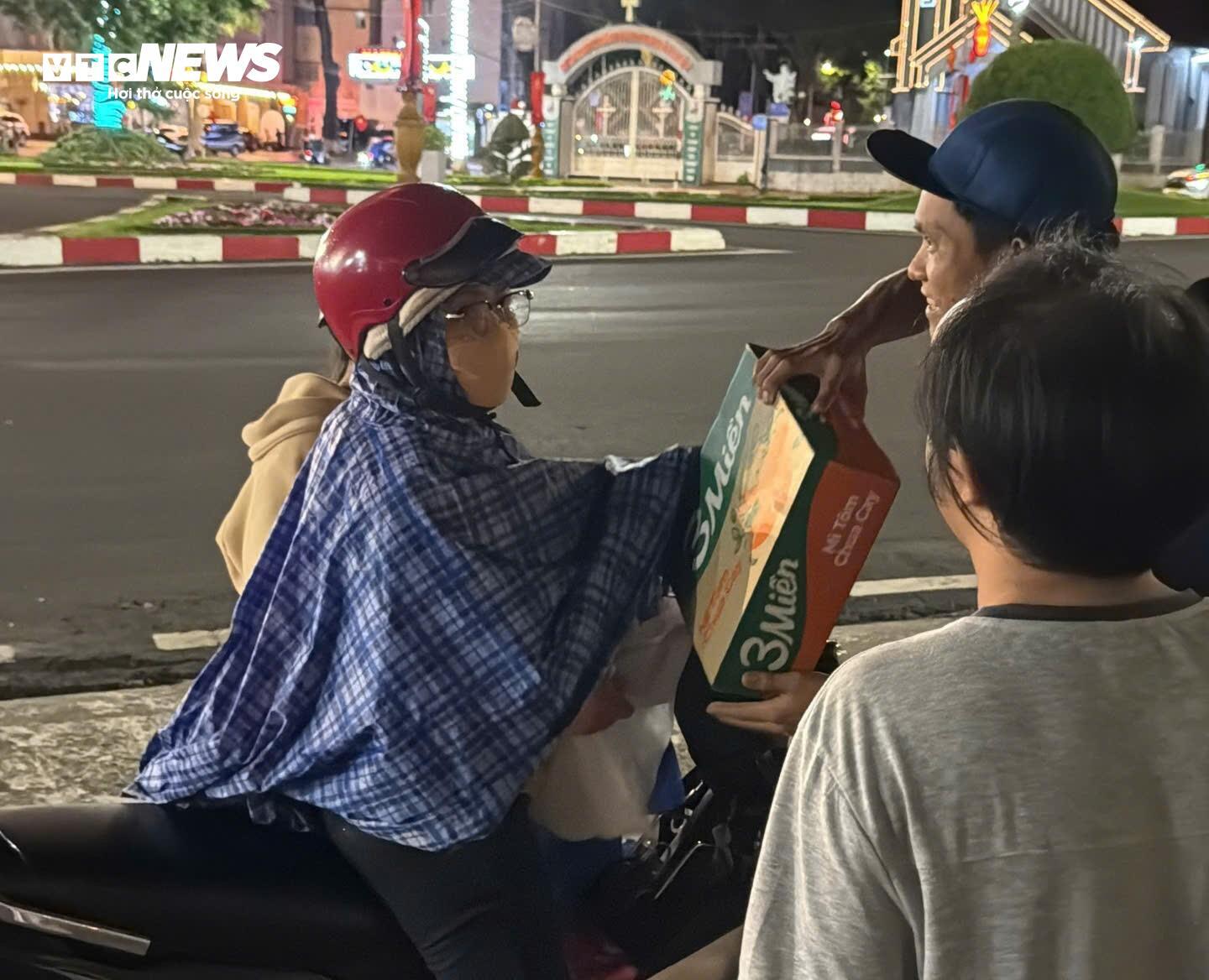 Cậu bé khuyết tật bán vé số ở Đắk Lắk ôm thùng mì tôm gửi về người dân vùng lũ- Ảnh 8. Cậu bé khuyết tật bán vé số ở Đắk Lắk ôm thùng mì tôm gửi về người dân vùng lũ- Ảnh 8.