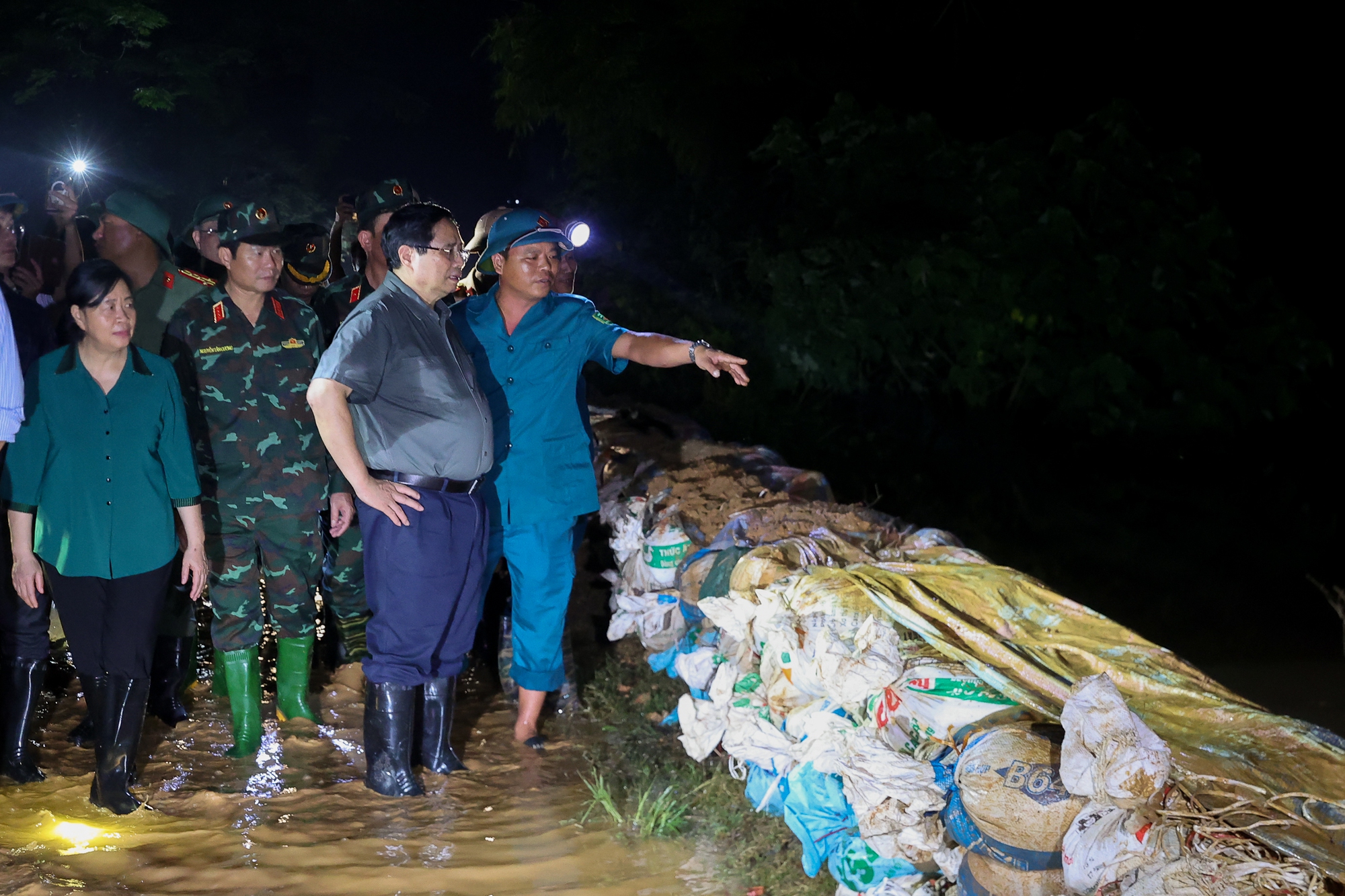 Những hình ảnh Thủ tướng Phạm Minh Chính thị sát vùng ngập lụt ven sông trong đêm- Ảnh 2. Những hình ảnh Thủ tướng Phạm Minh Chính thị sát vùng ngập lụt ven sông trong đêm- Ảnh 2.