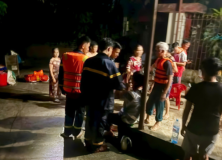 Lật xuồng cứu hộ giữa dòng lũ ở Lạng Sơn, 7 cán bộ được cứu an toàn- Ảnh 1. Lật xuồng cứu hộ giữa dòng lũ ở Lạng Sơn, 7 cán bộ được cứu an toàn- Ảnh 1.