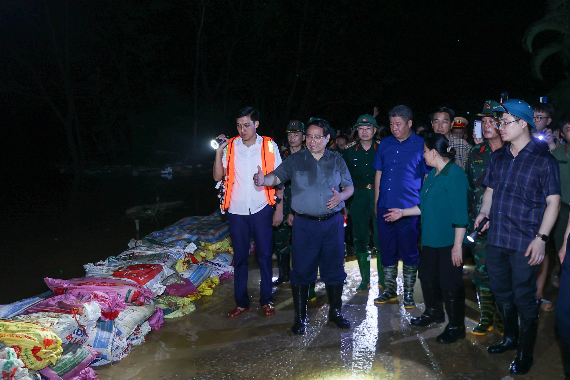 Những hình ảnh Thủ tướng Phạm Minh Chính thị sát vùng ngập lụt ven sông trong đêm- Ảnh 3. Những hình ảnh Thủ tướng Phạm Minh Chính thị sát vùng ngập lụt ven sông trong đêm- Ảnh 3.