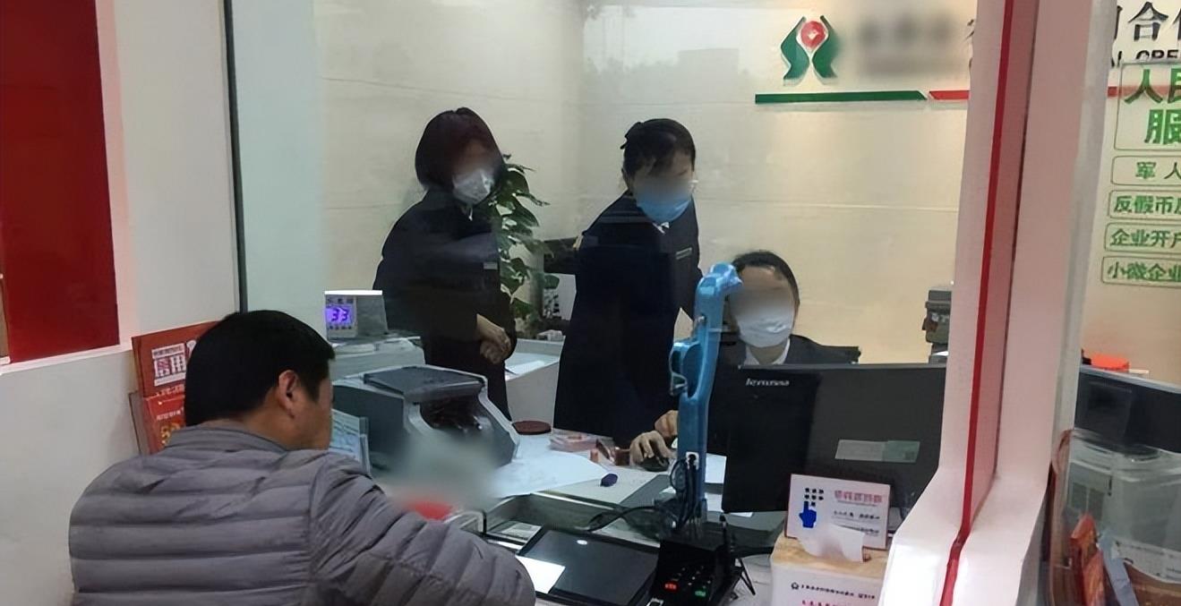 Gửi tiết kiệm 2,1 tỷ đồng kỳ hạn 10 năm, đến ngày lĩnh tiền, cụ ông chết sững nhận về đúng 2,1 tỷ đồng không hơn- Ảnh 1.