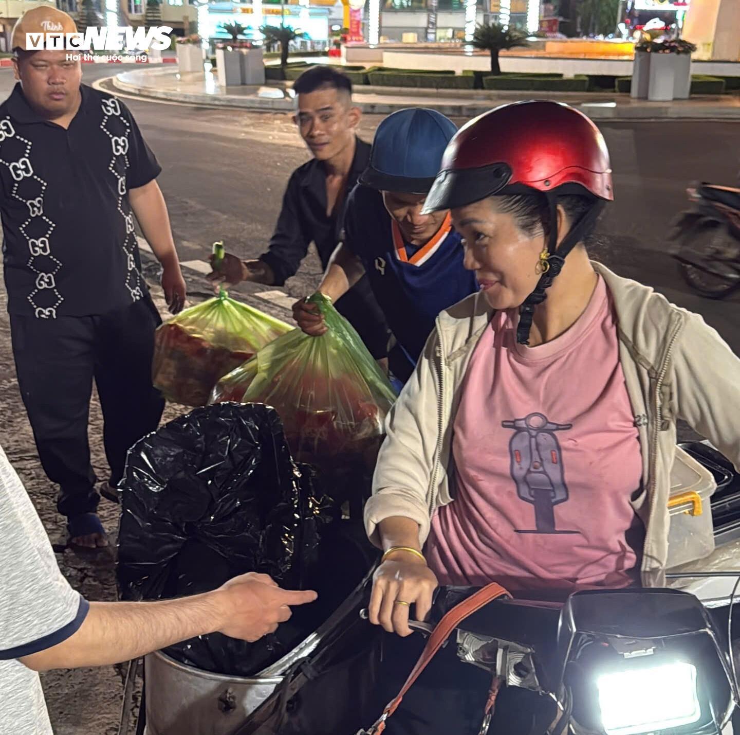 Cậu bé khuyết tật bán vé số ở Đắk Lắk ôm thùng mì tôm gửi về người dân vùng lũ- Ảnh 5. Cậu bé khuyết tật bán vé số ở Đắk Lắk ôm thùng mì tôm gửi về người dân vùng lũ- Ảnh 5.