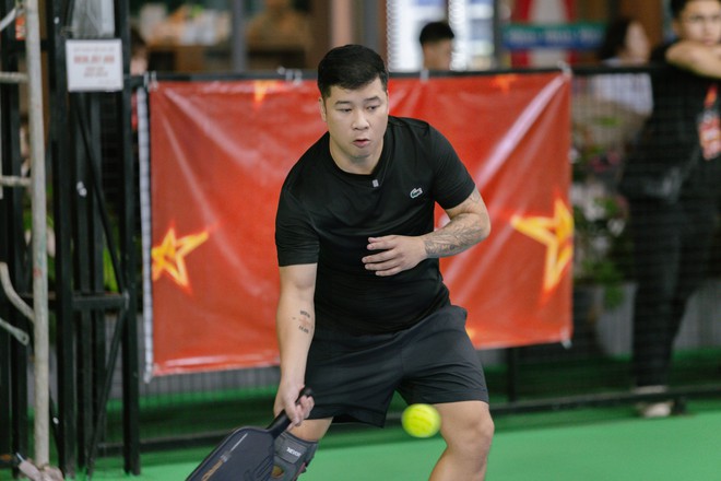 Bố 3 con rủ vợ chơi pickleball, thu&ecirc; hẳn HLV, đầu tư cho vợ "hết nước chấm", ra l&agrave; gương mặt triệu view MXH- Ảnh 2.