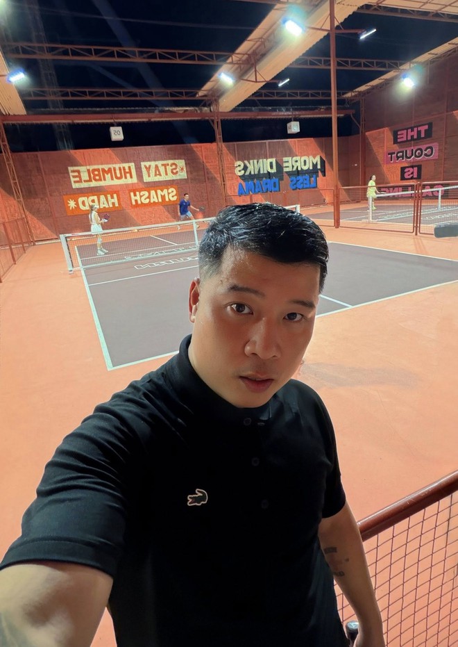 Bố 3 con rủ vợ chơi pickleball, thu&ecirc; hẳn HLV, đầu tư cho vợ "hết nước chấm", ra l&agrave; gương mặt triệu view MXH- Ảnh 1.