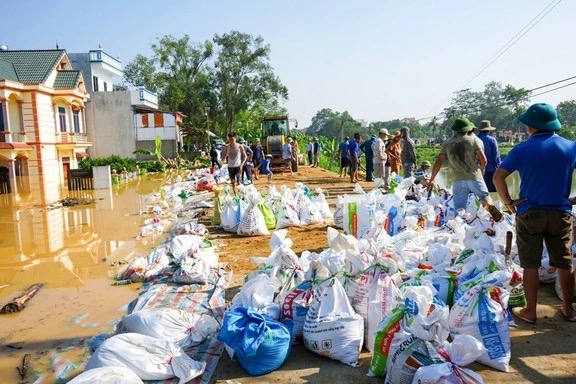 Xót xa hoàn cảnh của bí thư thôn đột quỵ trong lúc đi chống lũ: Mẹ già yếu, con bị khuyết tật bẩm sinh- Ảnh 2.
