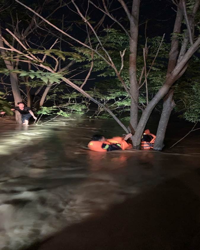 Người đàn ông bị lật thuyền mắc kẹt giữa dòng nước lũ: Công an Hà Nội nhận tin khẩn trong đêm- Ảnh 1.