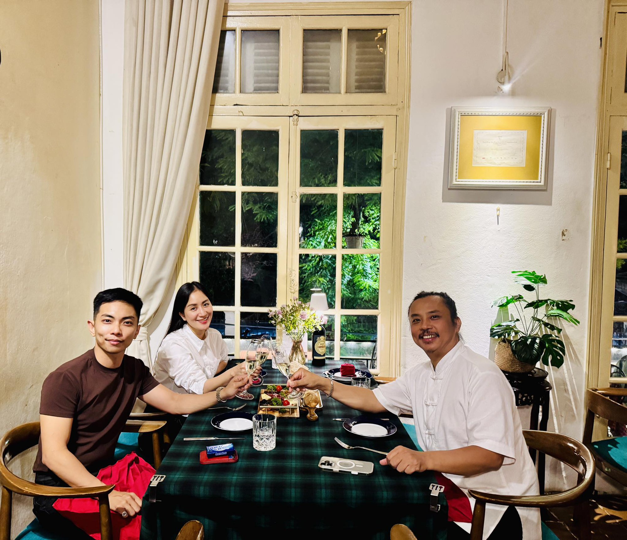 Vì sao Phan Hiển cực thân với Chí Anh - tình cũ của Khánh Thi?- Ảnh 1. Vì sao Phan Hiển cực thân với Chí Anh - tình cũ của Khánh Thi?- Ảnh 1.