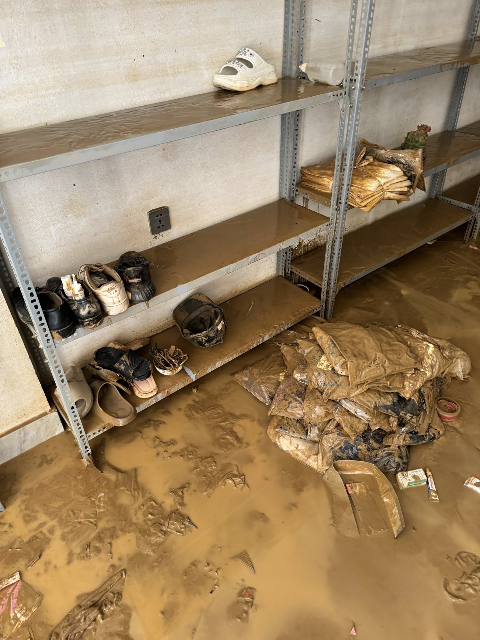 "Mất 600 triệu khi nước r&uacute;t, l&agrave;m g&igrave; c&ograve;n nước mắt m&agrave; kh&oacute;c"- Ảnh 20.