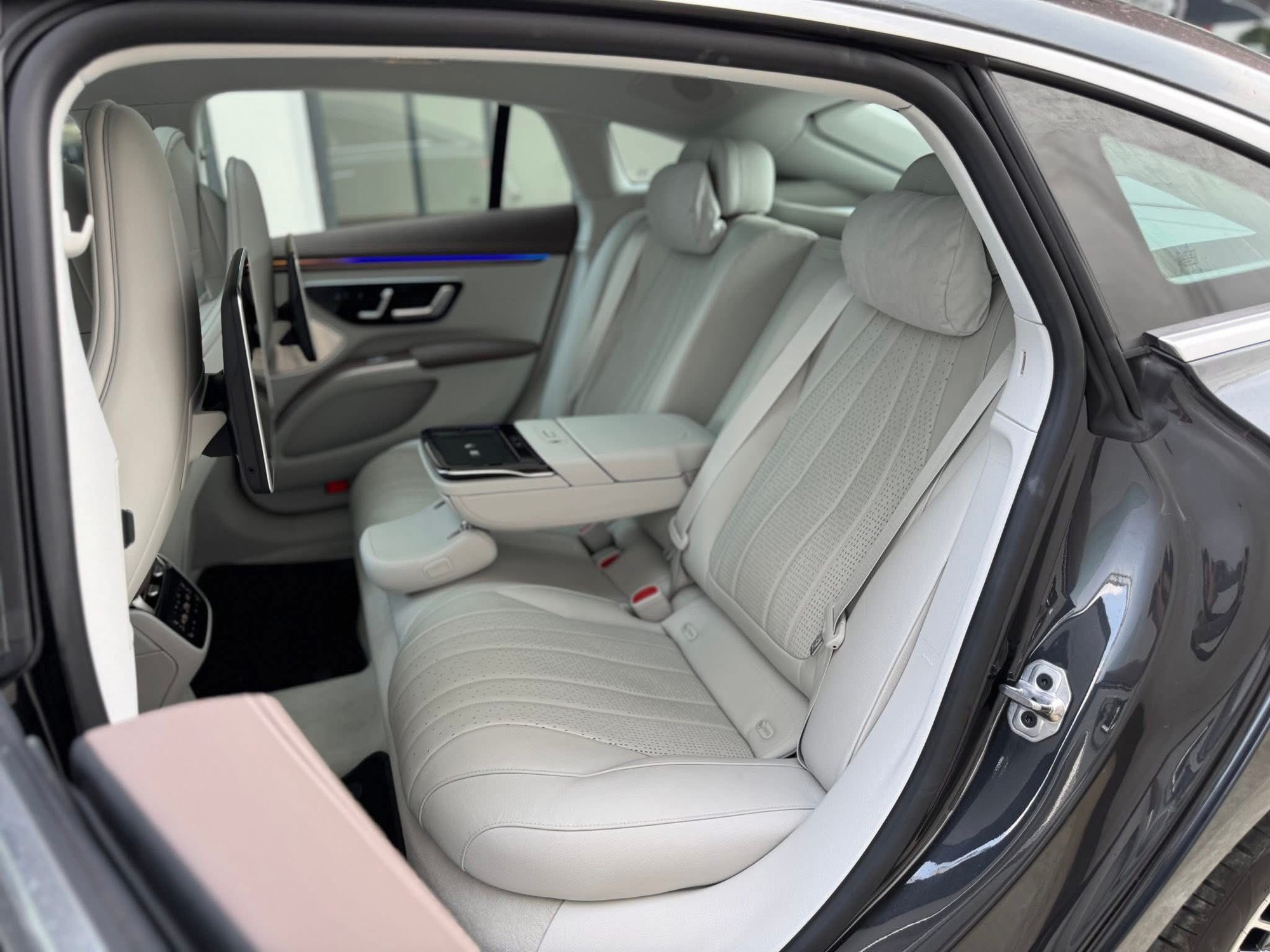 Chiếc Mercedes-Benz này mỗi 1km mất giá 1,6 triệu đồng, người mua tiết kiệm 1,3 tỷ đồng so với xe mới- Ảnh 10.