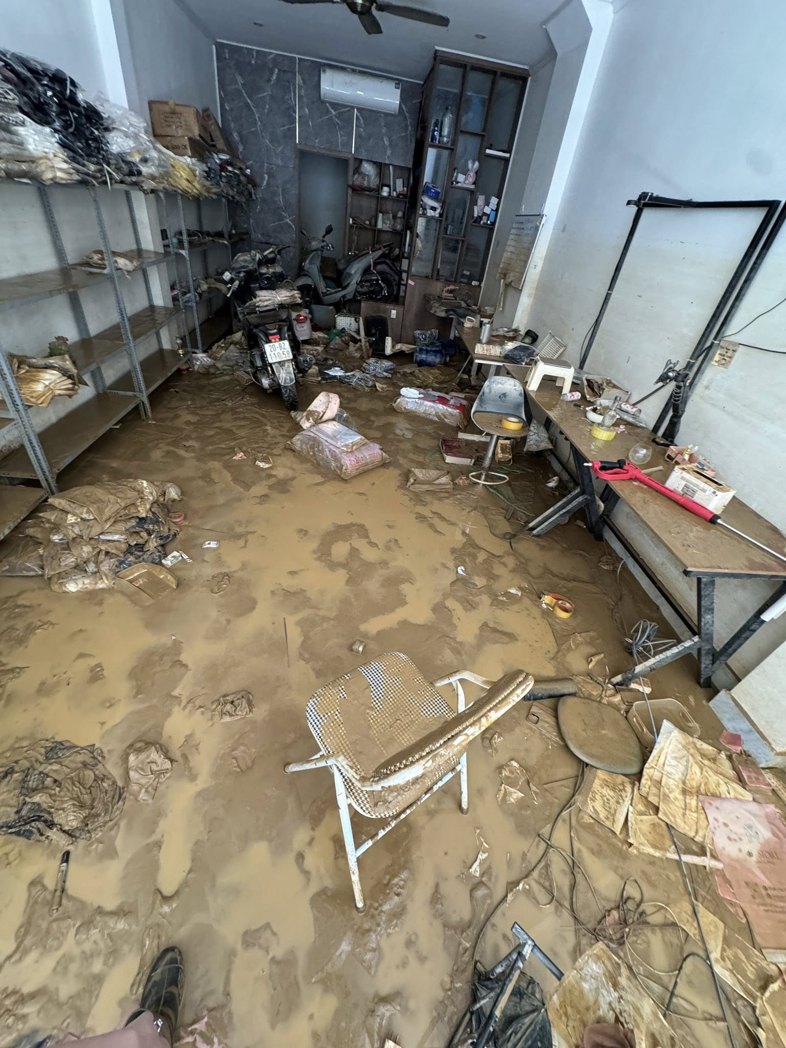 "Mất 600 triệu khi nước r&uacute;t, l&agrave;m g&igrave; c&ograve;n nước mắt m&agrave; kh&oacute;c"- Ảnh 18.