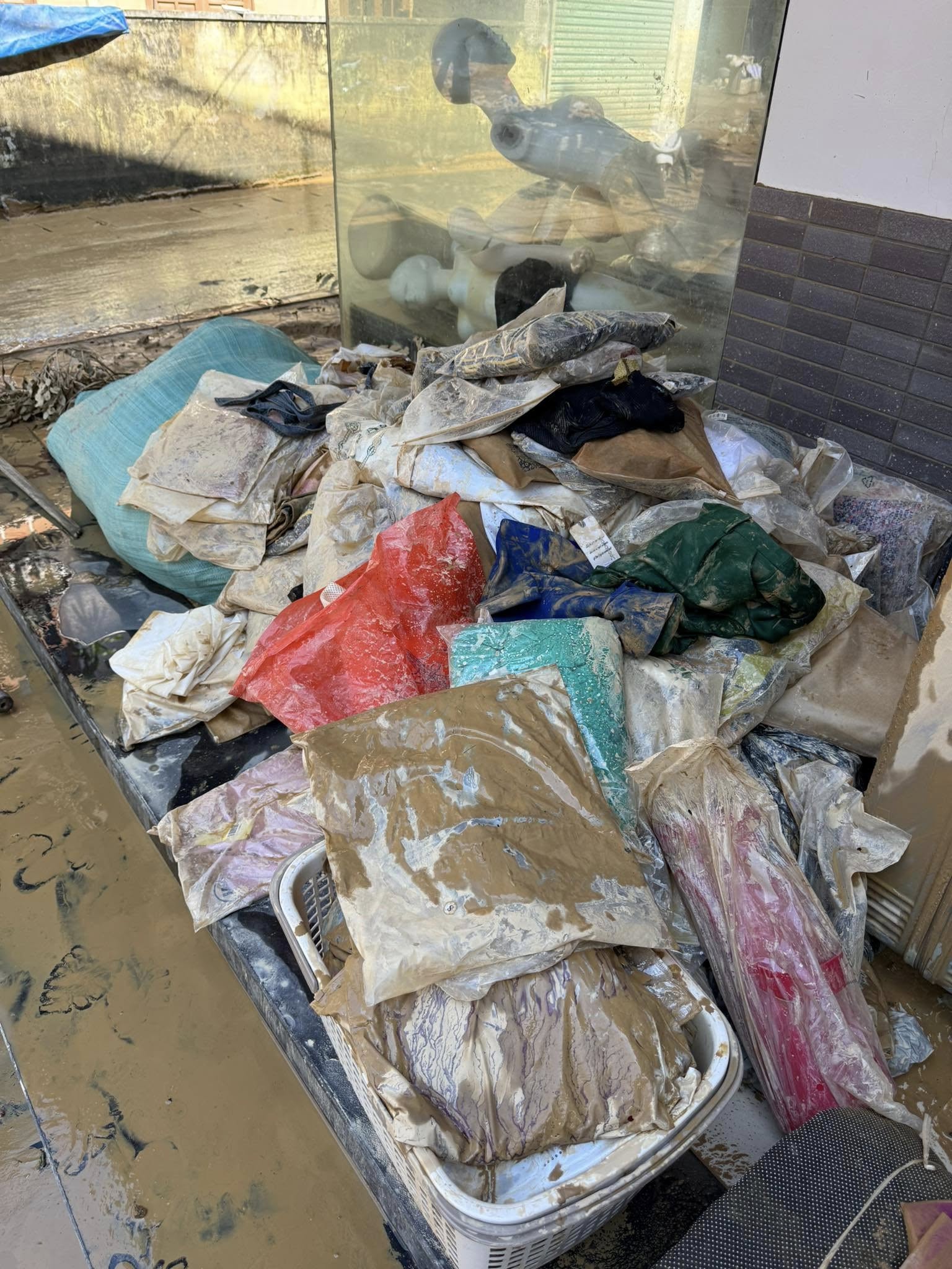 "Mất 600 triệu khi nước r&uacute;t, l&agrave;m g&igrave; c&ograve;n nước mắt m&agrave; kh&oacute;c"- Ảnh 4.