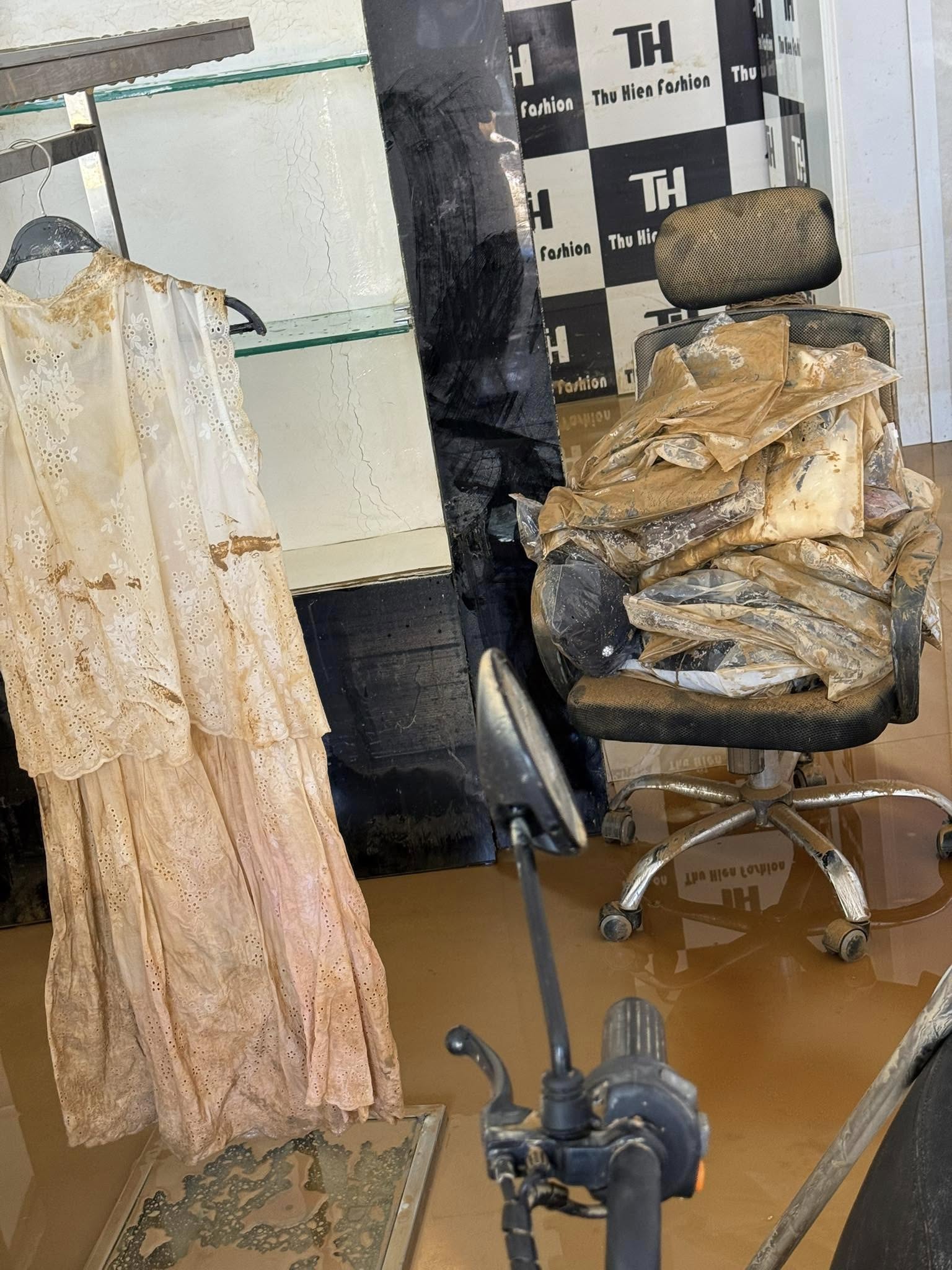 "Mất 600 triệu khi nước r&uacute;t, l&agrave;m g&igrave; c&ograve;n nước mắt m&agrave; kh&oacute;c"- Ảnh 5.