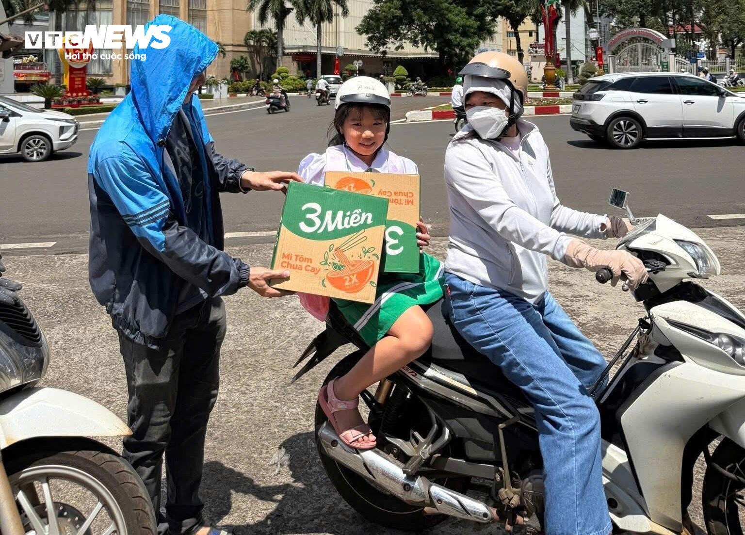 Cậu bé khuyết tật bán vé số ở Đắk Lắk ôm thùng mì tôm gửi về người dân vùng lũ- Ảnh 2. Cậu bé khuyết tật bán vé số ở Đắk Lắk ôm thùng mì tôm gửi về người dân vùng lũ- Ảnh 2.